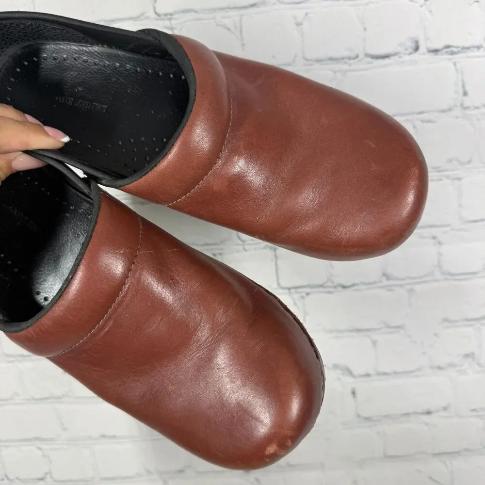 Lands End Clogs Women’s Size 8 US Red Oil Leather Nurse Slip On Shoes
